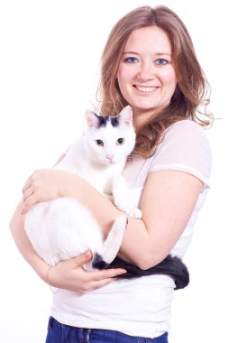 Şirin kedi beyaz arka plan üzerinde izole ile poz güzel genç kadın