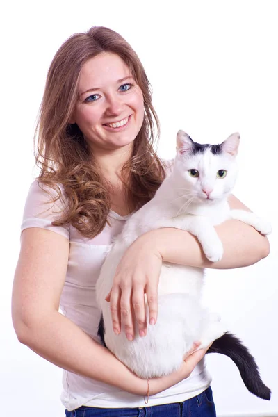在白色背景与被隔绝的可爱的猫摆姿势的美丽的年轻妇女 — 图库照片