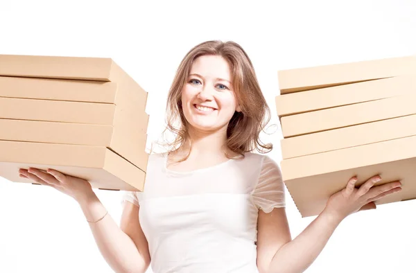 Güzel Mutlu Genç Kadın Karton Kutular Tutan Beyaz Izole Kamera — Stok fotoğraf