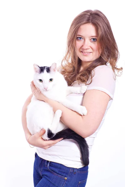在白色背景与被隔绝的可爱的猫摆姿势的美丽的年轻妇女 — 图库照片