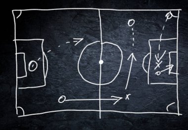Siyah zemin üzerine ok ve strateji planıyla futbol sahası çizimi 