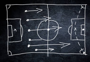 Siyah zemin üzerine ok ve strateji planıyla futbol sahası çizimi