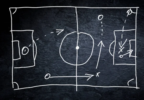 Siyah zemin üzerine ok ve strateji planıyla futbol sahası çizimi 