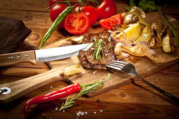 Deliciosa Carne Parrilla Con Verduras Tenedor Cuchillo Sobre Tabla Cortar — Foto de Stock