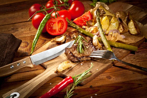 Vista Cerca Delicioso Filete Parrilla Con Verduras Tenedor Cuchillo Tabla — Foto de Stock