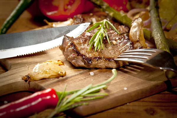 Vista Cerca Delicioso Filete Parrilla Con Verduras Tenedor Cuchillo Tabla — Foto de Stock