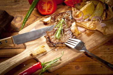 çatal ve bıçak lezzetli ızgara biftek ahşap kesme tahtası üzerinde görmek 