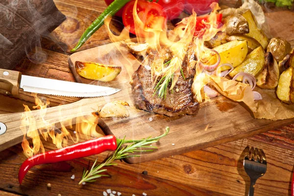 Närbild Färska Välsmakande Grillat Kött Med Chilipeppar Brand Träbord — Stockfoto
