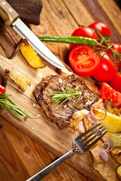 Top View Fresh Tasty Grilled Steak Vegetables Wooden Cutting Board — Stock Photo, Image