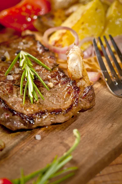 Vue Rapprochée Steak Grillé Frais Savoureux Avec Romarin Fourchette Sur — Photo