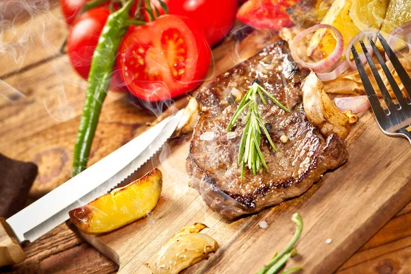 Bife Grelhado Saboroso Fresco Com Fumaça Garfo Com Faca Mesa — Fotografia de Stock