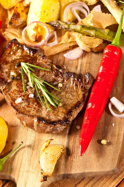 Vue Dessus Steak Grillé Frais Savoureux Avec Des Légumes Sur — Photo