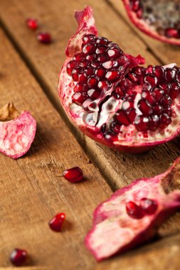 Taze olgun nar taneleri üzerinde ahşap arka plan ile