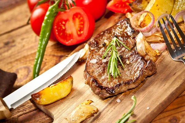 Detailní Pohled Čerstvý Chutné Grilovaný Steak Zeleninou Vidlička Nůž Dřevěný — Stock fotografie