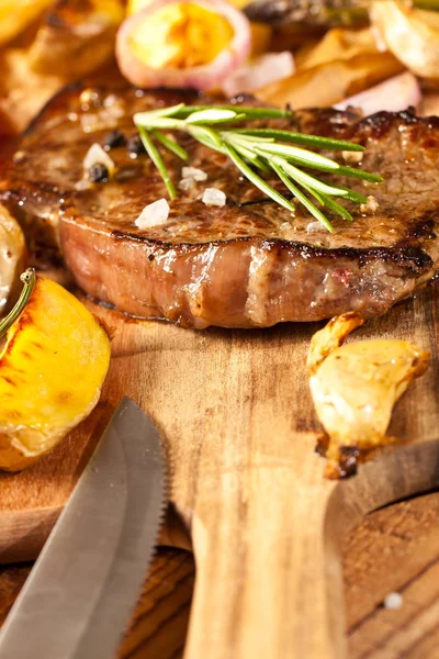 Nahaufnahme Von Frisch Gegrilltem Steak Mit Rosmarin Knoblauch Und Messer — Stockfoto