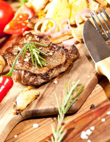 Vue Rapprochée Steak Frais Grillé Avec Piment Ail Couteau Sur — Photo