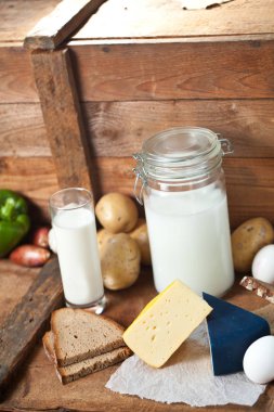 rustik ahşap yüzeyde dilimlenmiş ekmek ve patates sağlıklı süt ürünleri