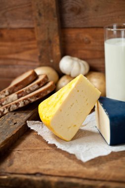 rustik ahşap yüzeyde dilimlenmiş ekmek ve patates sağlıklı süt ürünleri