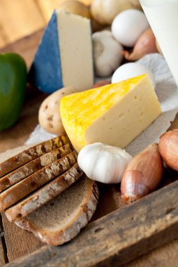 sağlıklı peynir, ekmek, yumurta ve sebze ahşap rustik yüzey üzerine dilimlenmiş 