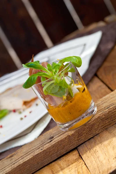 Bebida Fría Con Hojas Frescas Hielo — Foto de Stock