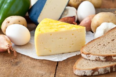 sağlıklı peynir, dilimlenmiş ekmek, yumurta ve sebze ahşap rustik yüzey üzerinde yakından görmek 