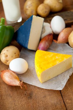 peynir, yumurta ve sebze rustik ahşap yüzey üzerinde