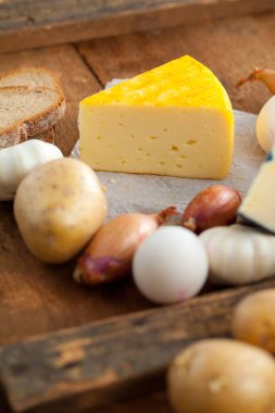peynir, yumurta ve taze sebze yakından görmek rustik ahşap yüzey üzerinde