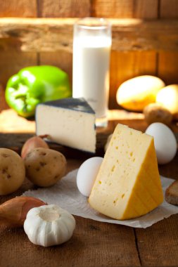 cam, peynir ve taze sağlıklı sebze rustik ahşap yüzey üzerinde süt