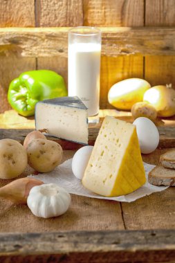 cam, peynir ve taze sağlıklı sebze rustik ahşap yüzey üzerinde süt