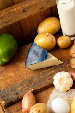 sağlıklı peynir, süt ve taze sebze rustik ahşap yüzey üzerinde