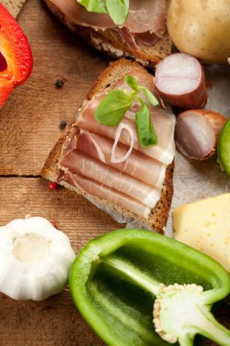 Çeşitli sebze, peynir ve ham ahşap masa, rustik arka plan üzerinde