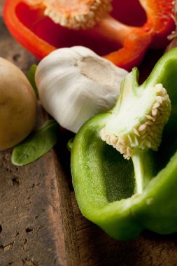 taze çiğ biber, sarımsak ve patates yakından görmek rustik ahşap yüzey üzerinde