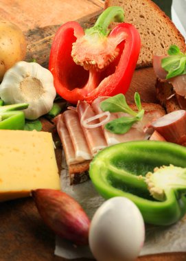 Çeşitli sebze, peynir ve ham ahşap masa, rustik arka plan üzerinde