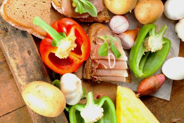 Çeşitli sebze, peynir ve ham ahşap masa, rustik arka plan üzerinde