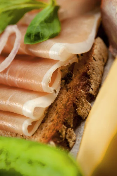 Close Άποψη Του Νόστιμο Γεύμα Ψωμί Φέτες Ζαμπόν Τυρί Μπαχαρικά — Φωτογραφία Αρχείου
