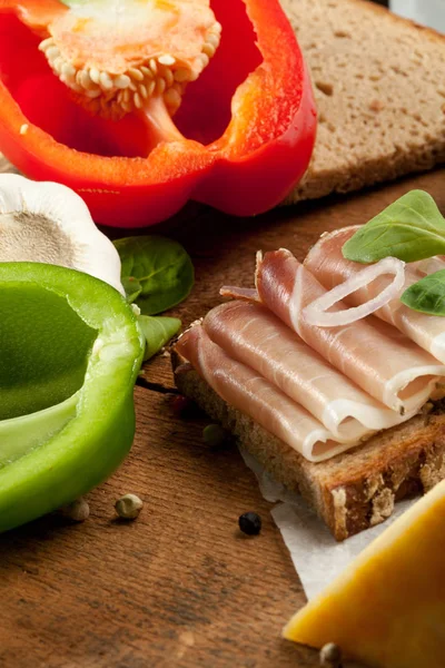 Çeşitli sebze, peynir ve ham ahşap masa, rustik arka plan üzerinde