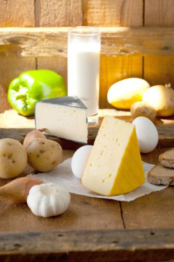 Peynir ve süt ürünleri ahşap masada. 