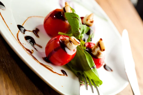 Deliciosos Tomates Cereja Com Mussarela Folhas Manjericão Placa Branca — Fotografia de Stock