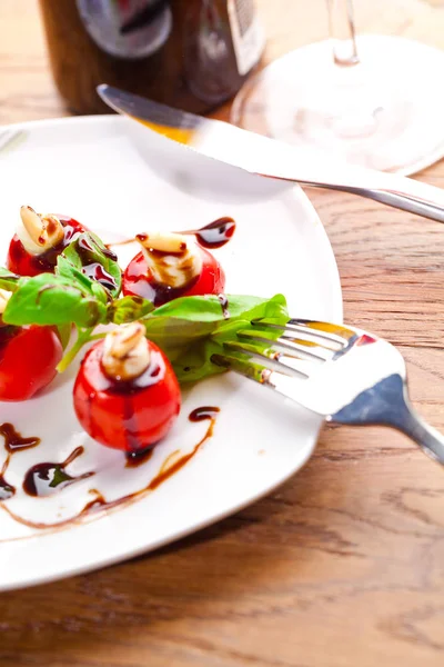 Deliciosos Tomates Cherry Con Mozzarella Hojas Albahaca Plato Blanco — Foto de Stock