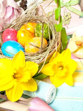sarı nergis ve hasır sepet içinde renkli boyalı Paskalya yumurta görmek 