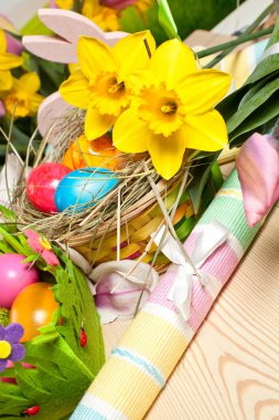 Ahşap Paskalya tavşanı, renkli yumurta ve parlak çiçekler. Paskalya kavramı