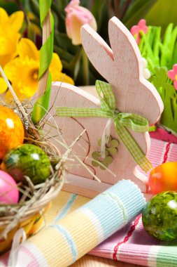 hasır sepet renkli boyalı yumurta ve tablo ahşap Paskalya tavşanı