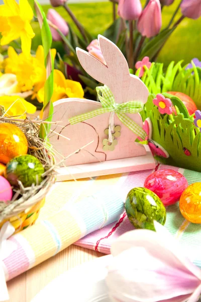 Ozdobne Kosze Drewniany Królik Wielkanocne Kolorowe Pisanki — Zdjęcie stockowe