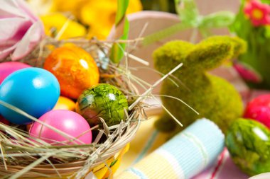 Dekoratif sepet renkli boyalı Paskalya yumurtaları ile yakından görmek 