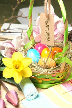 Alman metin Happy Easter ile güzel Paskalya süslemeleri yakın çekim görünümü 