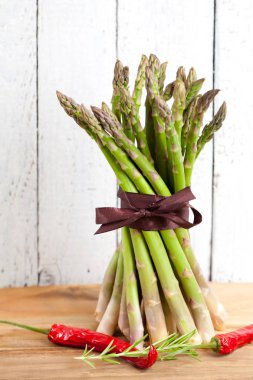 taze kuşkonmaz şerit, biberiye ve biber ahşap yüzeyi ile bağlı yakından görmek