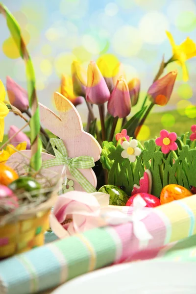 Houten Paashaas Kleurrijke Eieren Heldere Bloemen Pasen Concept — Stockfoto