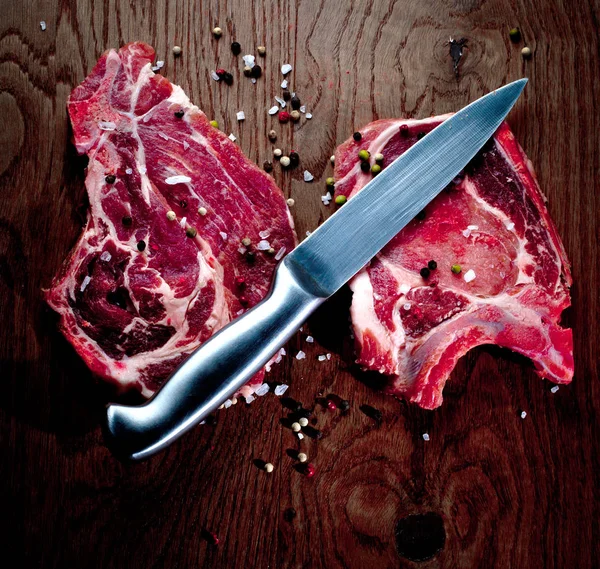 Carne Res Filetes Ternera Con Especias Cuchillo Una Mesa Madera — Foto de Stock