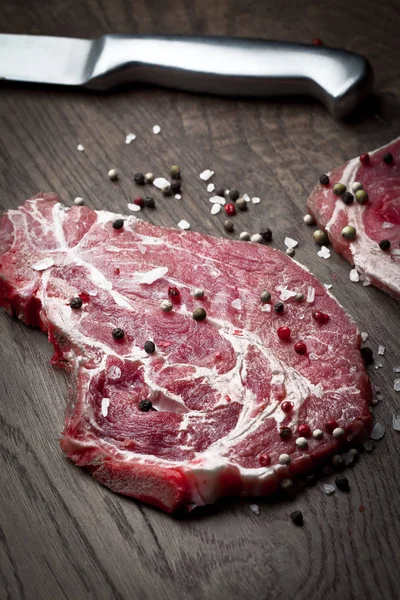 Filetes Carne Cruda Con Especias Cuchillo Acero Sobre Mesa Madera — Foto de Stock