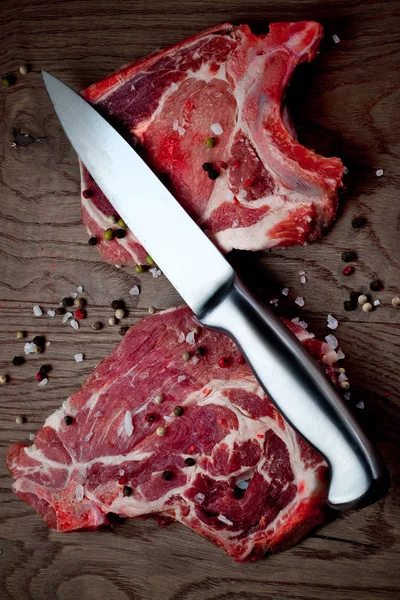 Filetes Carne Cruda Con Especias Cuchillo Acero Sobre Mesa Madera — Foto de Stock